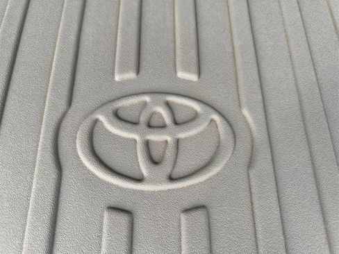 Used 2018 Toyota Highlander XLE image 27