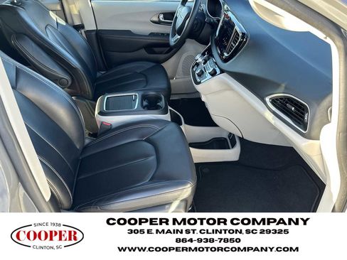 Used 2023 Chrysler Pacifica Touring-L image 13