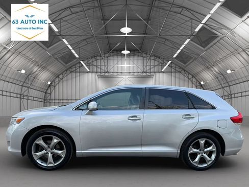 Used 2011 Toyota Venza w/ Convenience Pkg FWD image 2