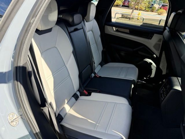 Used 2024 Porsche Cayenne AWD/4WD image 20