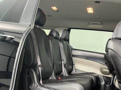 Used 2025 Kia Carnival LXS image 32