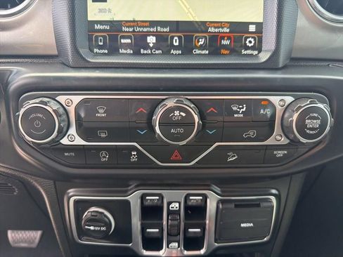 Used 2018 Jeep Wrangler Unlimited Sahara AWD/4WD image 32