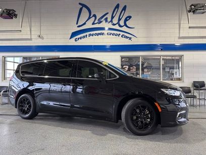 Used 2025 Chrysler Pacifica Select