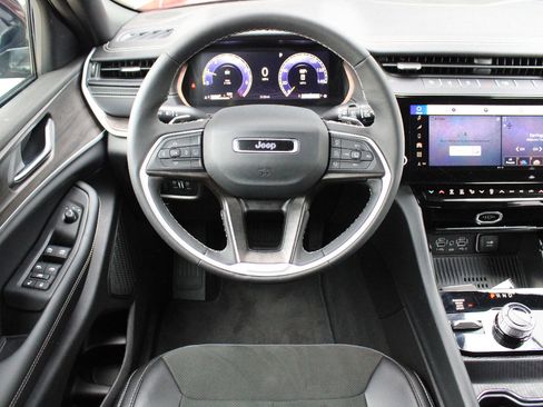 Used 2026 Jeep Grand Cherokee Altitude AWD/4WD image 13