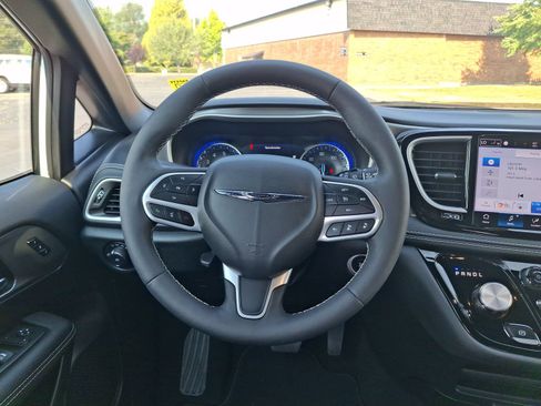 Certified 2025 Chrysler Pacifica Select AWD/4WD image 12