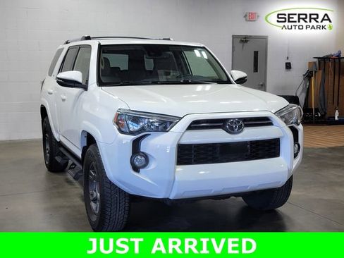 Used 2020 Toyota 4Runner SR5 Premium w/ Moonroof Package AWD/4WD image 4