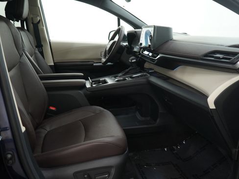 Used 2023 Toyota Sienna Platinum image 13