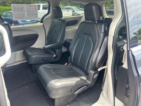 Used 2020 Chrysler Pacifica Touring-L FWD image 17