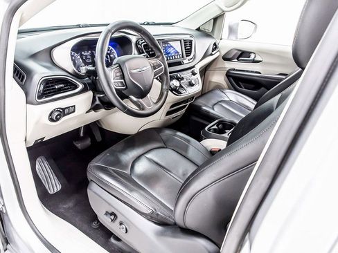 Used 2020 Chrysler Pacifica Touring-L image 27