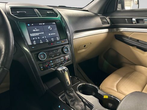 Used 2016 Ford Explorer XLT w/ Equipment Group 202A image 21