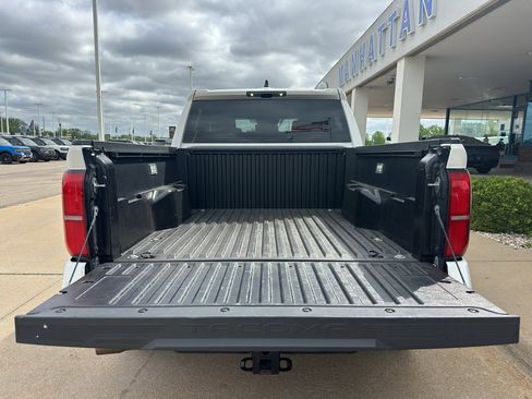 Used 2025 Toyota Tacoma TRD Off-Road AWD/4WD image 9