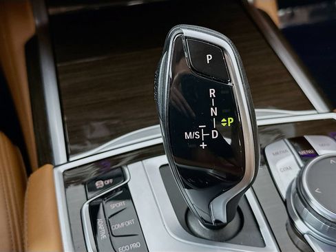 Used 2022 BMW 750i xDrive AWD/4WD image 19