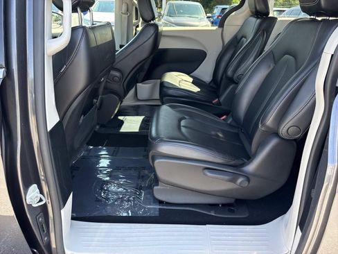 Used 2023 Chrysler Pacifica Touring-L FWD image 28