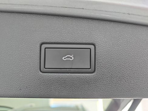 Certified 2022 Volkswagen Tiguan SE w/ Panoramic Sunroof Package image 13