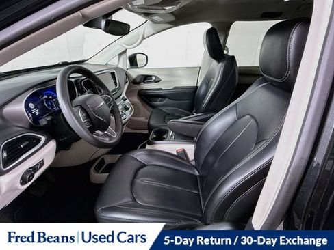Used 2023 Chrysler Pacifica Touring-L FWD image 27