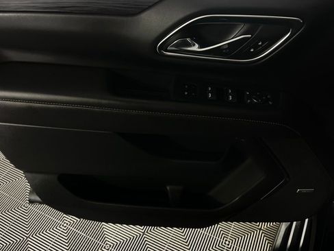 Used 2024 GMC Yukon XL SLT image 30