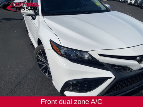 Used 2022 Toyota Camry SE image 3