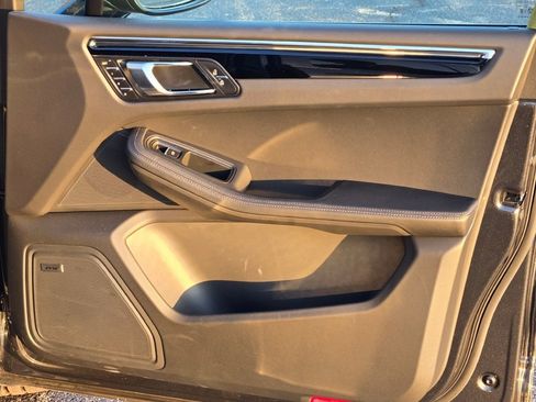 Used 2025 Porsche Macan image 34