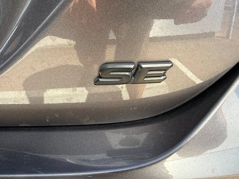 Used 2022 Toyota Camry SE w/ Carpet Mat Package (TMS) FWD image 11