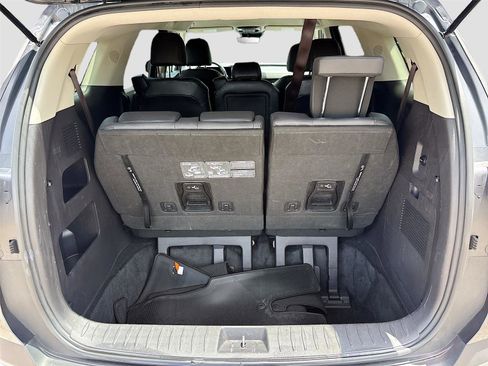 Used 2025 Kia Carnival FWD image 27
