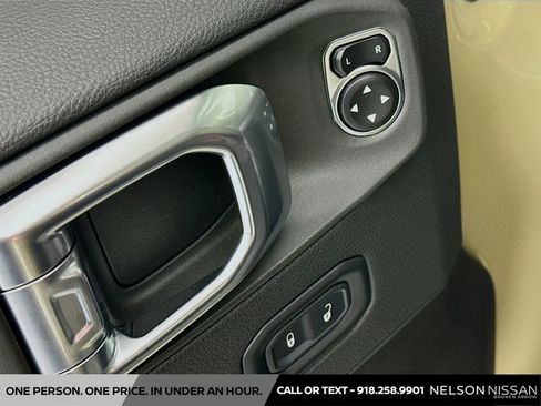 Used 2025 Jeep Gladiator Sport AWD/4WD image 17