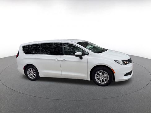 Used 2022 Chrysler Voyager LX FWD image 2