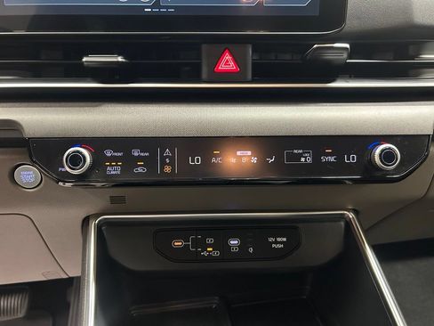 Used 2025 Kia Carnival EX FWD image 19
