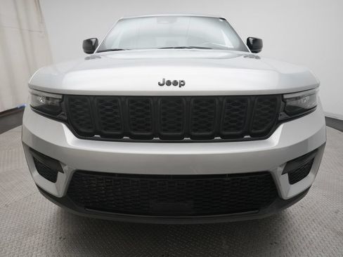 Used 2025 Jeep Grand Cherokee Altitude AWD/4WD image 22