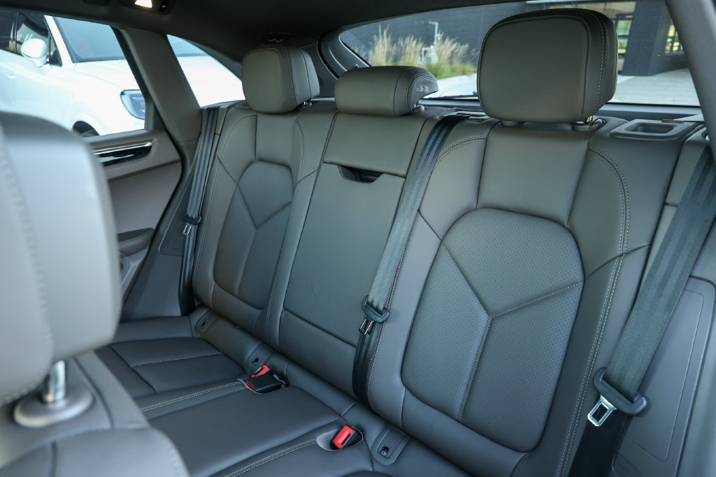 Certified 2026 Porsche Macan AWD/4WD image 29