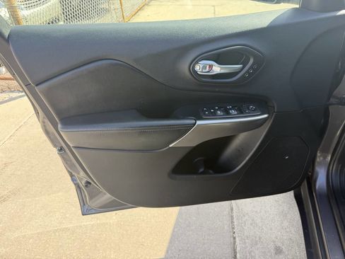 Used 2019 Jeep Cherokee Limited image 10