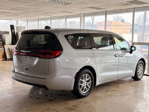 Used 2023 Chrysler Pacifica Touring image 7