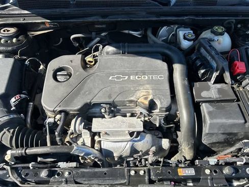 Used 2017 Chevrolet Malibu LT FWD image 11