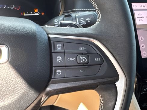 Certified 2025 Jeep Grand Cherokee Limited w/ Black Appearance Package AWD/4WD image 34