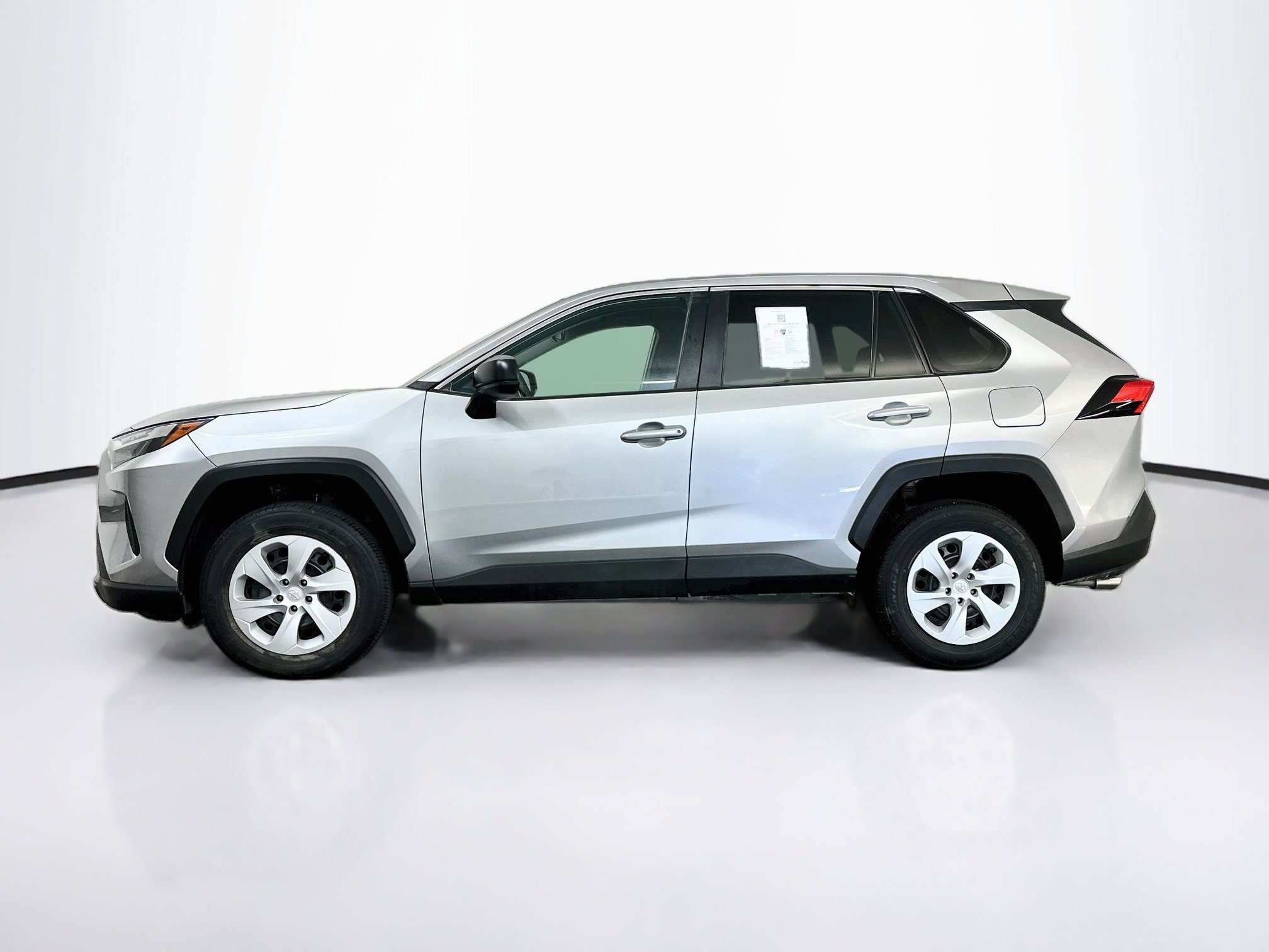 Used 2025 Toyota RAV4 LE AWD/4WD image 4