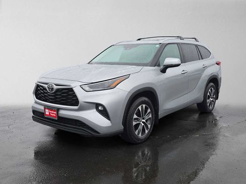 Used 2022 Toyota Highlander XLE AWD/4WD image 8