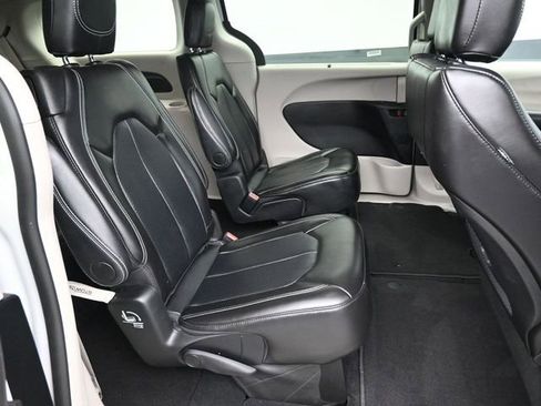 Used 2024 Chrysler Pacifica Touring-L FWD image 13