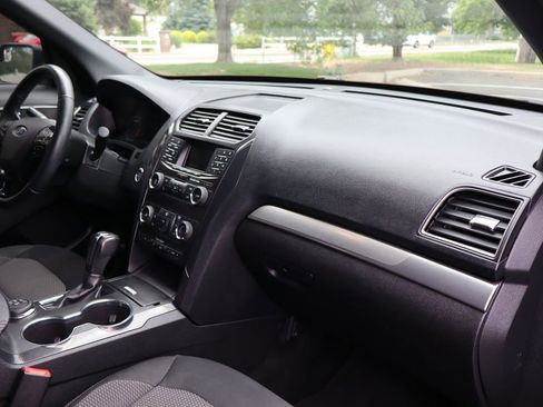 Used 2018 Ford Explorer XLT AWD/4WD image 17