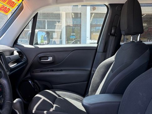 Used 2018 Jeep Renegade Altitude FWD image 9