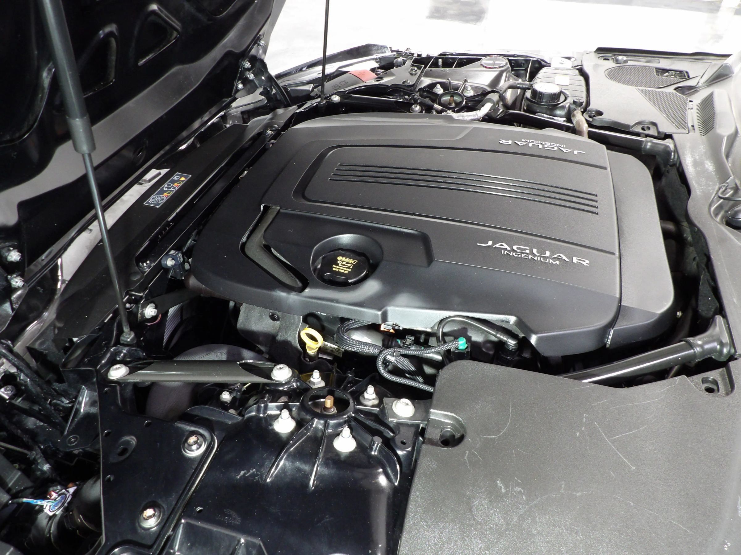 Used 2020 Jaguar F-TYPE Convertible RWD image 32
