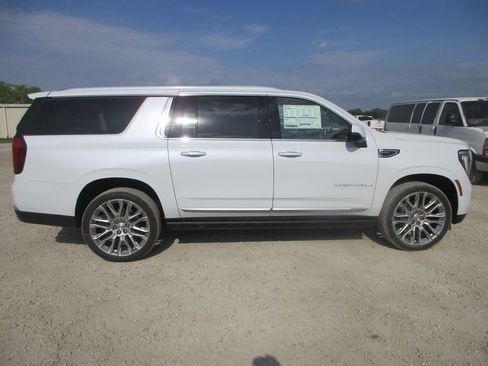 New 2026 GMC Yukon XL Denali w/ Denali Reserve Package image 3