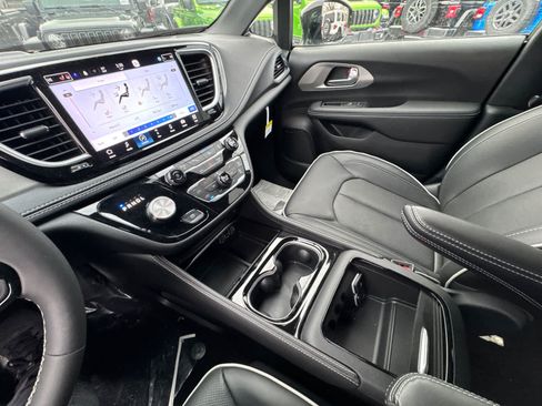 Used 2023 Chrysler Pacifica Limited w/ Uconnect Theater Family Group FWD image 26