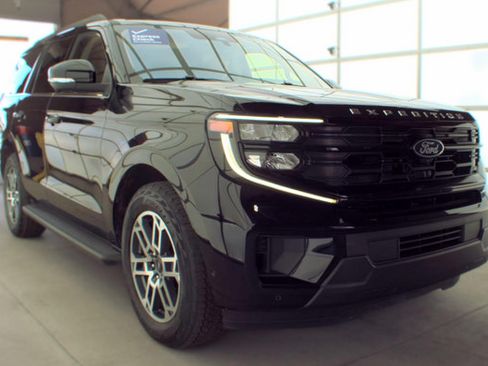 Used 2025 Ford Expedition Active AWD/4WD image 8