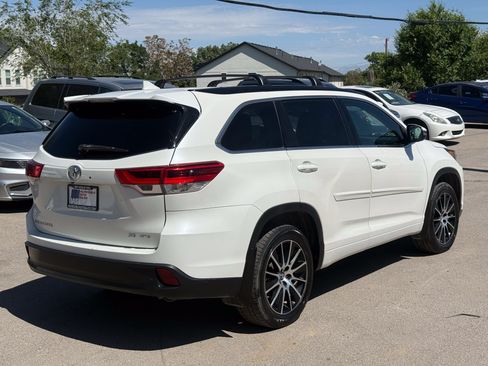 Used 2017 Toyota Highlander SE AWD/4WD image 4