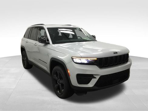 Used 2023 Jeep Grand Cherokee Altitude AWD/4WD image 3