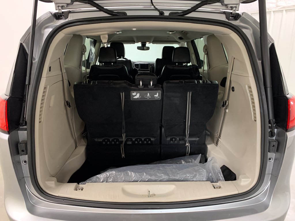 Used 2020 Chrysler Pacifica Touring-L FWD image 25