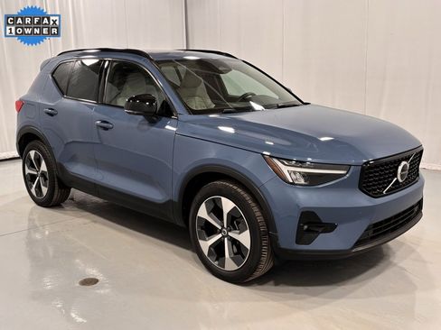 Used 2023 Volvo XC40 B5 Plus image 4
