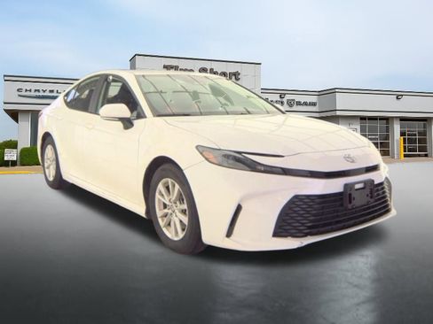 Used 2025 Toyota Camry LE image 3