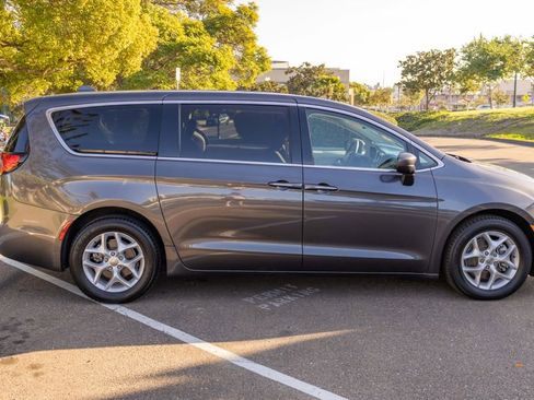 Used 2017 Chrysler Pacifica Touring Plus w/ Tire & Wheel Group image 3