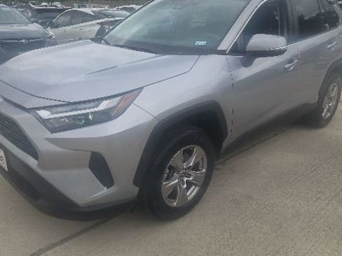 Used 2022 Toyota RAV4 XLE w/ Convenience Package FWD image 6