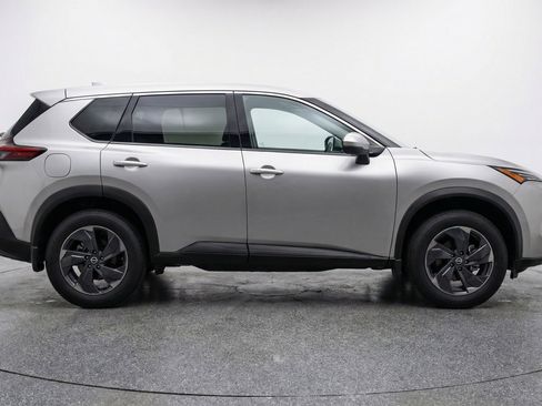 Used 2025 Nissan Rogue SV image 11